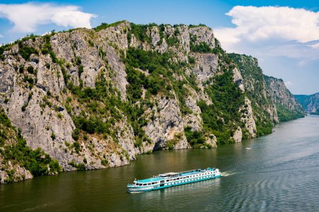 Foto de Danubio, Serbia - 1 de julio de 2022: Crucero por el río Der kleine Prinz (El Principito) en la garganta del Danubio en Serbia. El barco fue construido en 1990, con 90 pasajeros y navegando bajo la bandera de Alemania. - Imagen libre de derechos