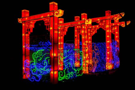 Foto de Novi Sad, Serbia - 6 de febrero de 2022: Detalle del Festival de Linternas Chinas en Novi Sad, Serbia. Festival fue hecho para conmemorar el Año Nuevo Chino y creado por la compañía de linternas de arte Zigong - Imagen libre de derechos