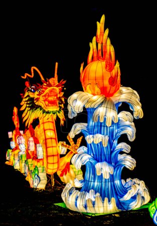 Téléchargez les photos : Novi Sad, Serbie - 6 février 2022 : Détail du festival des lanternes chinoises à Novi Sad, Serbie. Festival a été fait pour commémorer le Nouvel An chinois et créé par la société de lanterne d'art Zigong - en image libre de droit