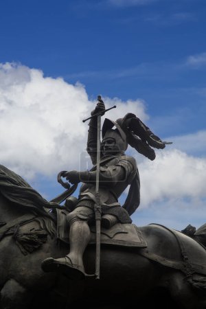 Foto de Vista de cerca de la estatua ecuestre de Emmanuel Philibert de Saboya en el centro histórico de Turín, Italia - Imagen libre de derechos