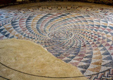 Foto de Antiguo mosaico romano en Félix Romuliana, restos del palacio del emperador romano Galerio cerca de Zajecar, Serbia. Es Patrimonio de la Humanidad por la UNESCO desde 2007. - Imagen libre de derechos