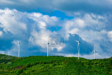 Téléchargez les photos : Vue sur les éoliennes sur la colline verte - en image libre de droit