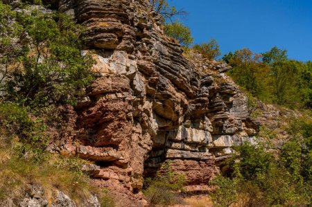 Foto de Vista en formaciones geológicas en la garganta del río Boljetin en el este de Serbia - Imagen libre de derechos