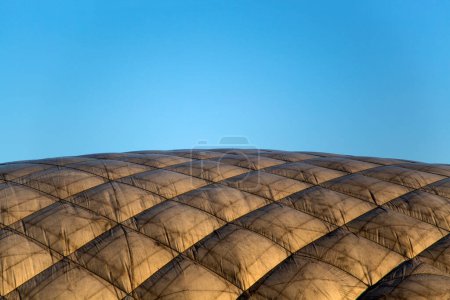 Téléchargez les photos : Gros plan du détail gonflable du dôme sous le ciel bleu - en image libre de droit