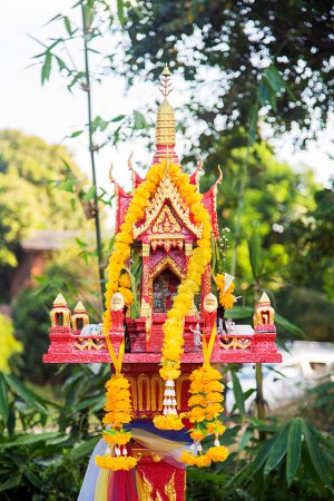 Téléchargez les photos : Détail de la maison Spirit dans un jardin à Ko Pha Ngan en Thaïlande - en image libre de droit