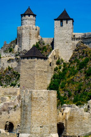 Téléchargez les photos : Vue de la forteresse médiévale sur le Danube à Golubac, Serbie - en image libre de droit