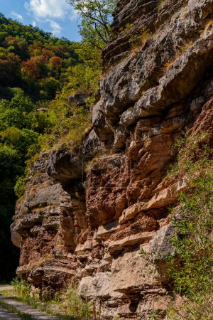 Foto de Vista en formaciones geológicas en la garganta del río Boljetin en el este de Serbia - Imagen libre de derechos