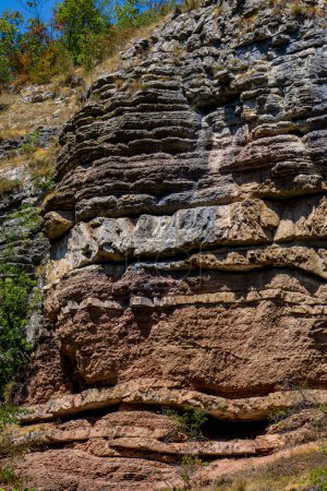 Téléchargez les photos : Vue sur les formations géologiques de la gorge du fleuve Boljetin dans l'est de la Serbie - en image libre de droit