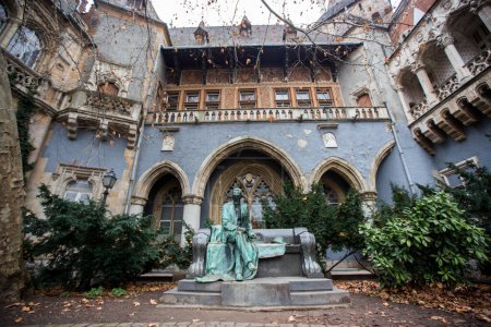 Téléchargez les photos : View at statue of Grof Karolyi Sandor at Vajdahunyad Castle in the City Park (Varosliget) in Budapest, Hungary - en image libre de droit