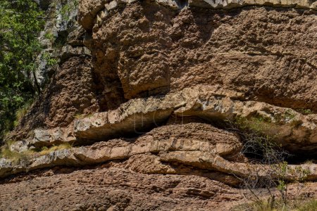 Téléchargez les photos : Vue sur les formations géologiques de la gorge du fleuve Boljetin dans l'est de la Serbie - en image libre de droit