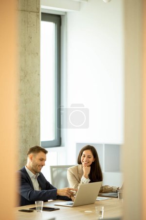 Téléchargez les photos : Homme d'affaires et femme d'affaires travaillant ensemble dans le bureau - en image libre de droit