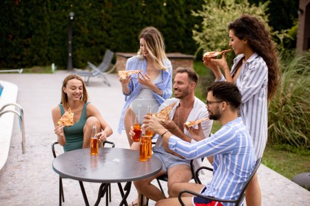 Téléchargez les photos : Group of happy young people cheering with cider and eating pizza by the pool in the garden - en image libre de droit