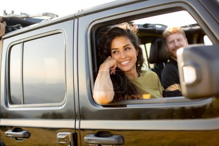 Téléchargez les photos : Young handsome couple having fun on roadtrip - en image libre de droit