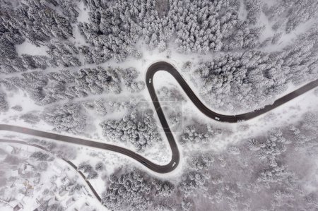 Téléchargez les photos : Vue par drone sur la route de montagne en hiver enneigé - en image libre de droit