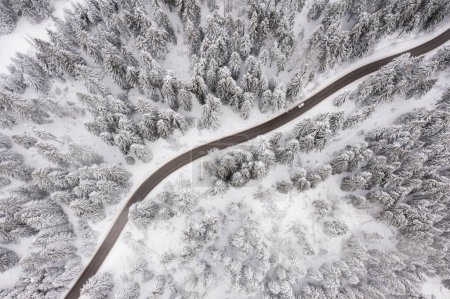 Téléchargez les photos : Vue par drone sur la route de montagne en hiver enneigé - en image libre de droit