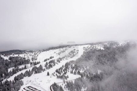 Foto de Drone vista en la montaña en invierno nevado - Imagen libre de derechos
