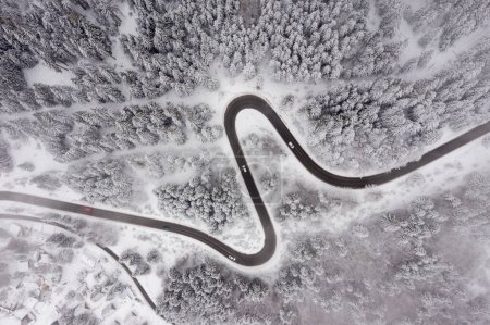 Foto de Drone vista en carretera de montaña en invierno nevado - Imagen libre de derechos