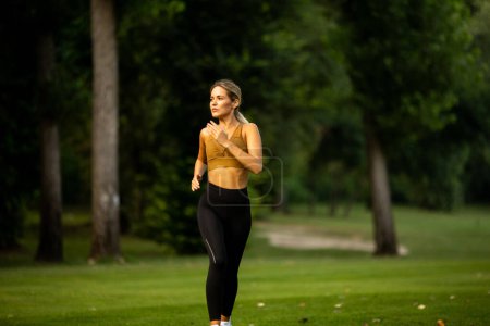 Foto de Mujer bastante joven corriendo en el parque - Imagen libre de derechos