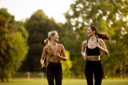Foto de Dos mujeres muy jóvenes corriendo en el parque - Imagen libre de derechos