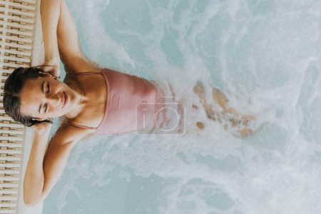Foto de Mujer joven y bonita relajándose en la piscina cubierta - Imagen libre de derechos