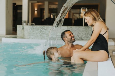 Téléchargez les photos : Profitez en famille dans la piscine intérieure - en image libre de droit