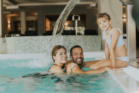 Foto de Familia disfrutar en la piscina cubierta - Imagen libre de derechos