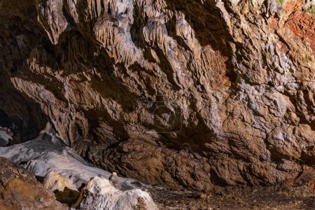 Téléchargez les photos : Stalactites et stalagmites dominent la scène dans les cavernes faiblement éclairées de la grotte de Lazar en Serbie - en image libre de droit
