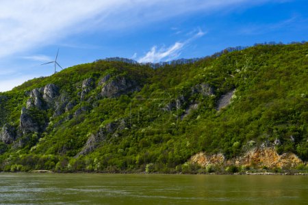 Foto de Majestuosas turbinas eólicas aprovechando la energía renovable en el río Danubio en Djerdap - Imagen libre de derechos