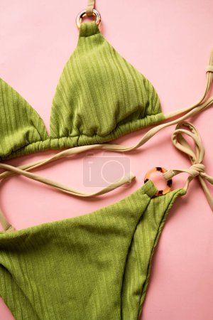 Téléchargez les photos : Gros plan maillots de bain en fond rose tirer en studio personne - en image libre de droit