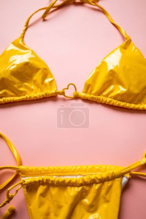 Téléchargez les photos : Gros plan maillots de bain en fond rose tirer en studio personne - en image libre de droit