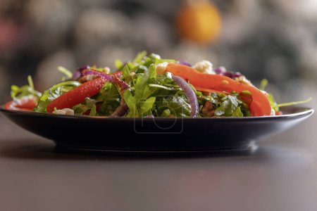 Téléchargez les photos : Salade d'hiver au rucola, oignon rouge, poivron rouge en conserve et noix Décryptages - en image libre de droit