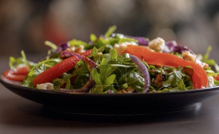Téléchargez les photos : Salade d'hiver au rucola, oignon rouge, poivron rouge en conserve et noix Décryptages - en image libre de droit