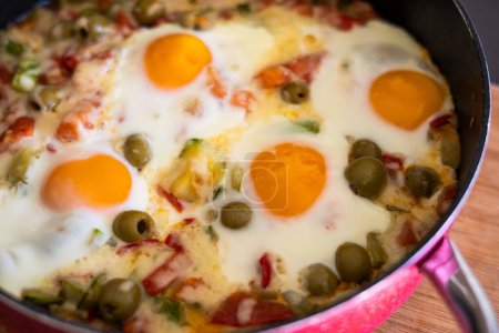 Téléchargez les photos : Délicieux plat aux œufs et légumes : perfection culinaire en un clin d'œil - en image libre de droit