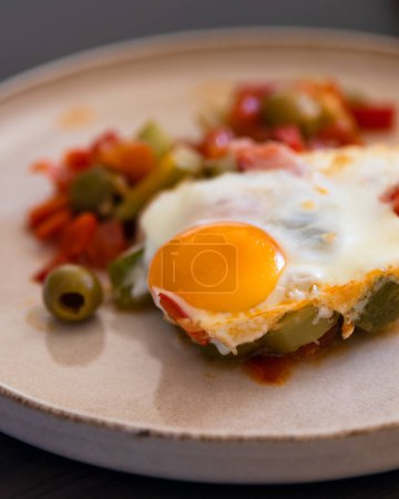 delicioso plato de huevo y verduras: perfección culinaria en una instantánea