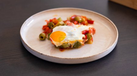 delicioso plato de huevo y verduras: perfección culinaria en una instantánea