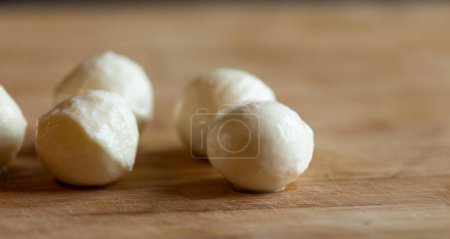 bolas de mozzarella primer plano sobre tabla de madera