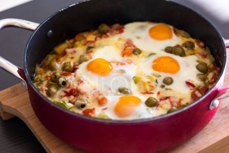 Téléchargez les photos : Délicieux plat aux œufs et légumes : perfection culinaire en un clin d'œil - en image libre de droit