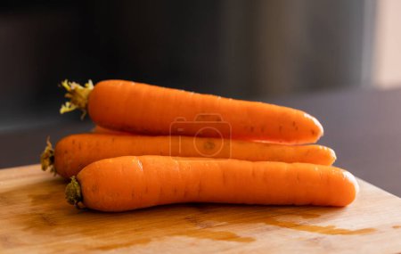 carottes fraîches sur planche de bois close-up