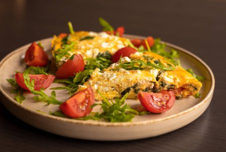 délicieuse frittata de printemps pour un brunch parfait avec roquette et tomates cerises close-up