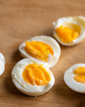 Nahaufnahme von gekochten Eiern in Scheiben fein säuberlich auf einem hölzernen Schneidebrett angeordnet