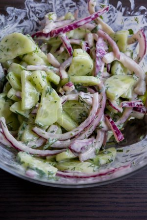Salade de concombre rafraîchissante avec vinaigrette à l'oignon rouge et au yaourt
