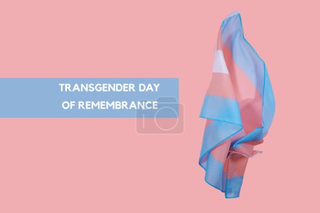 Téléchargez les photos : Le texte Journée du souvenir transgenre et un drapeau transgenre flottant sur fond rose - en image libre de droit