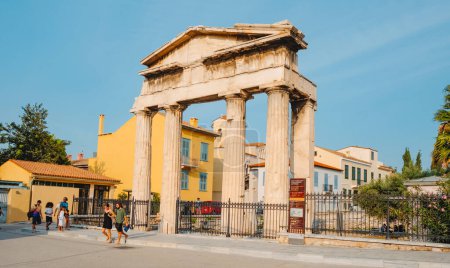 Téléchargez les photos : Athènes, Grèce - 29 août 2022 : Personnes marchant près des restes de la Porte d'Athéna Archegetis dans l'Agora Romaine Antique d'Athènes, Grèce - en image libre de droit