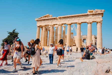 Téléchargez les photos : Athènes, Grèce - 30 août 2022 : Une foule de visiteurs par l'Acropole d'Athènes, Grèce, devant les restes du célèbre Parthénon, un jour d'été - en image libre de droit