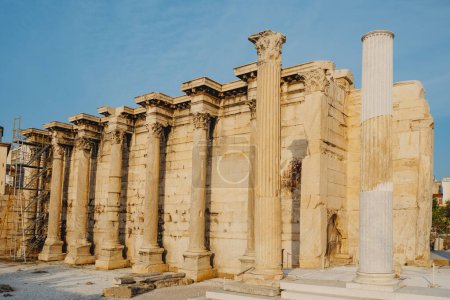 eine Seitenansicht der Überreste der Hadriansbibliothek in der antiken römischen Agora von Athen, Griechenland