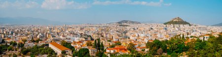 Téléchargez les photos : Une vue panoramique d'Athènes, Grèce, vue du sommet de l'Acropole, mettant en évidence le mont Lycabettus sur la droite, avec l'église Saint-Georges au sommet - en image libre de droit
