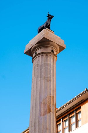 Foto de Una vista de El Torico, la pequeña estatua popular de un toro en la parte superior de una columna situada en la Plaza del Torico, en el casco antiguo de Teruel, España, en un día soleado - Imagen libre de derechos