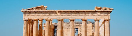 Téléchargez les photos : Une vue de la partie supérieure des vestiges du célèbre Parthénon, dans l'Acropole d'Athènes, en Grèce, dans un format panoramique à utiliser comme bannière Web ou en-tête - en image libre de droit
