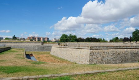 Téléchargez les photos : Une vue sur les remparts et les douves de la citadelle de Pampelune, à Pampelune, en Espagne, un jour d'été - en image libre de droit