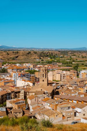 Foto de Una vista aérea del casco antiguo de Monzón, España, destacando el campanario de la Catedral de Santa María del Romeral, en un día de verano - Imagen libre de derechos